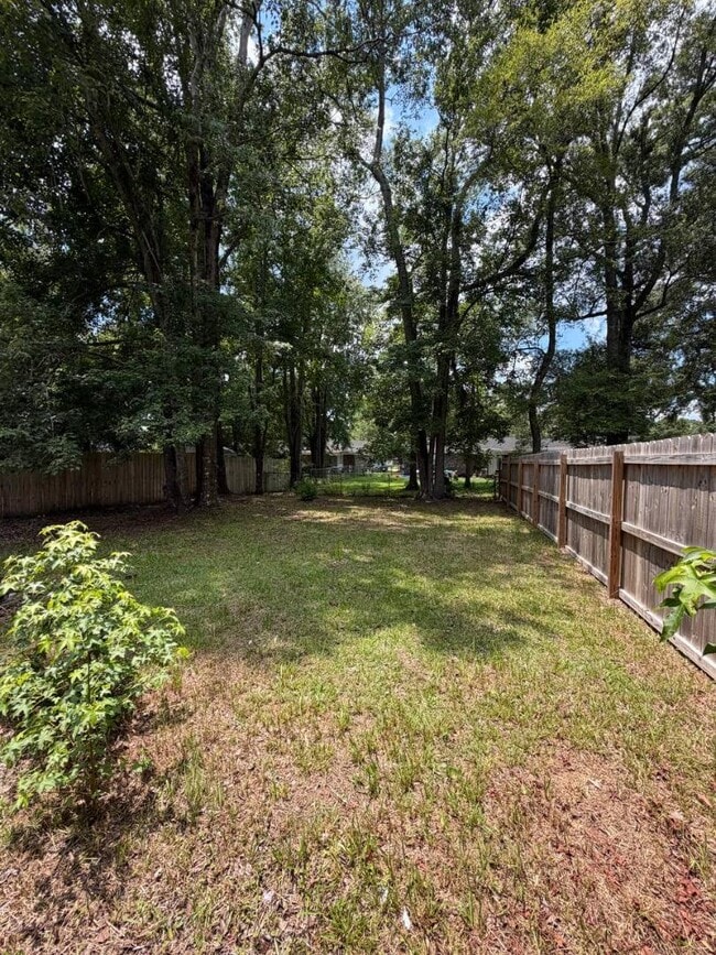 Building Photo - 105 Drake Ct
