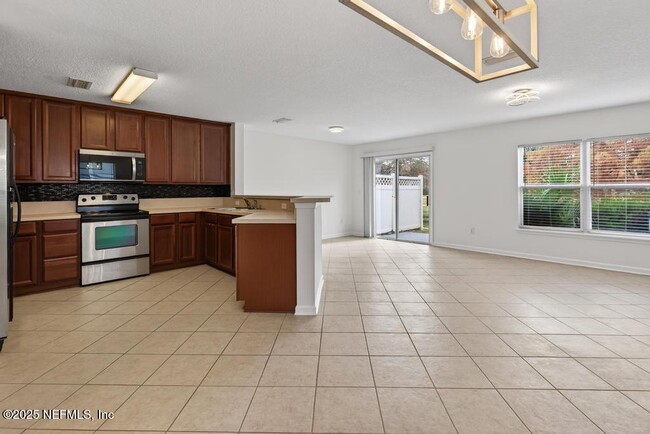 Building Photo - 411 Walnut Dr