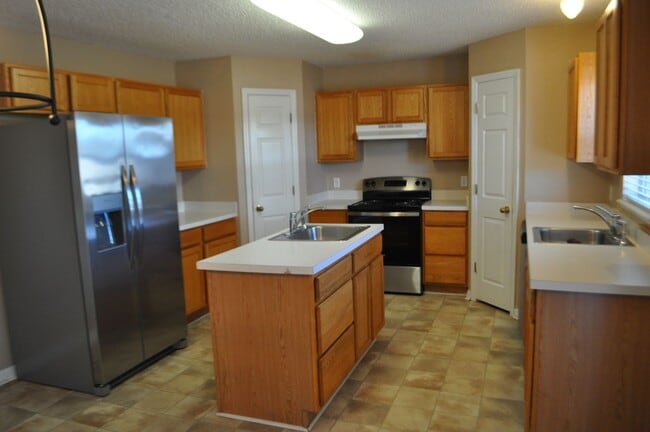 Building Photo - Nice 4 Bedroom 2.5 Bath 2 Car Garage Home ...