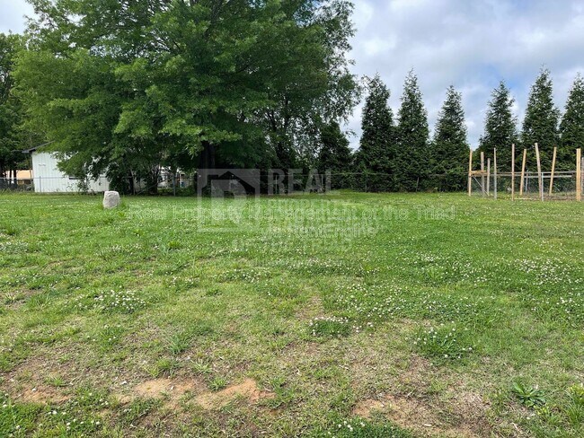 Building Photo - 206 Hassellwood Dr