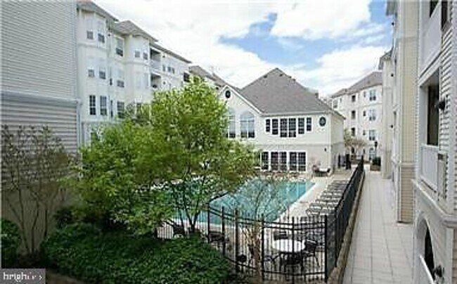 Building Photo - Gorgeous condo in a great location!