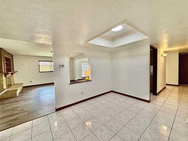 Building Photo - 7111 El Sereno Dr