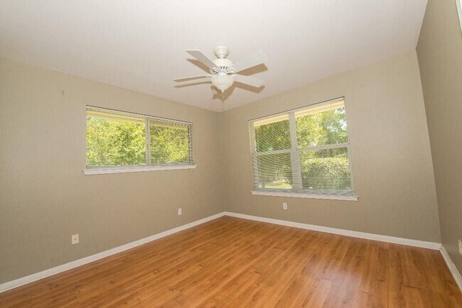 Building Photo - 5640 Oak Blvd