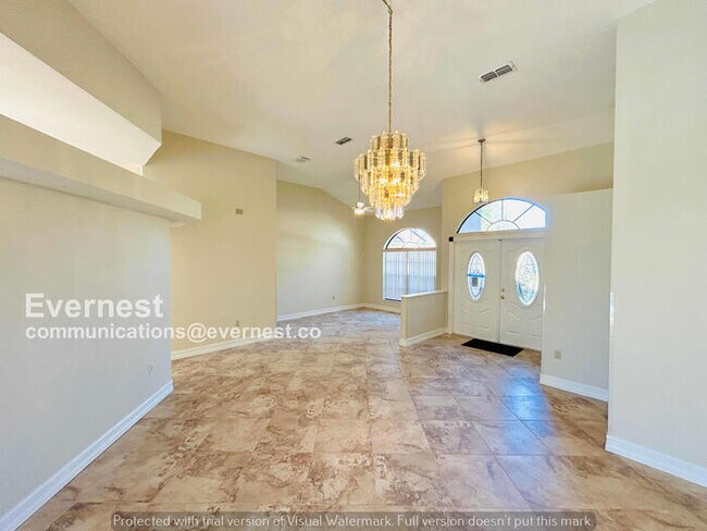 Building Photo - 6 Bed/4 Bath Home with Garage / Pet-Friendly / Available Now!