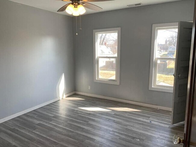 Building Photo - 507 S Evans Ave