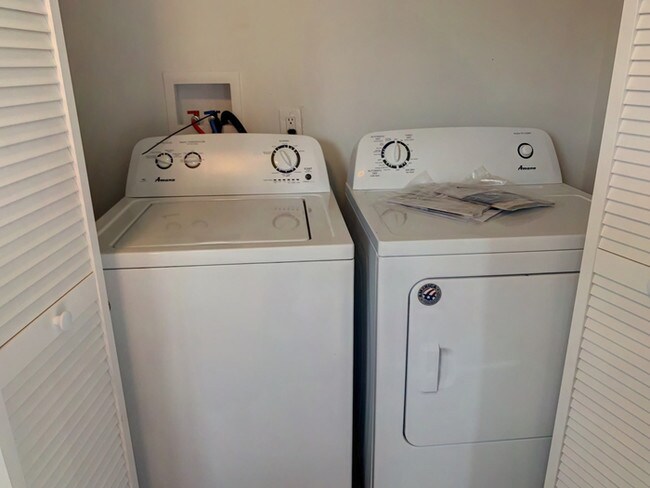 Building Photo - RENOVATED RACHED WITH YARD