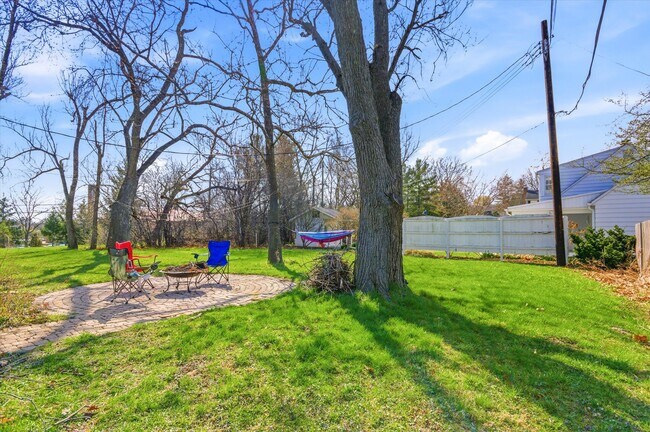 Building Photo - 2220 E Stadium Blvd