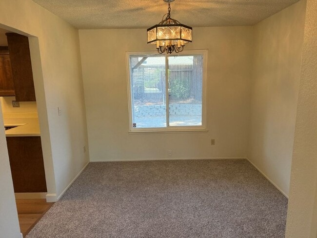 Building Photo - Updated 4 Bedroom 2.5 Bath Vacaville *Star...