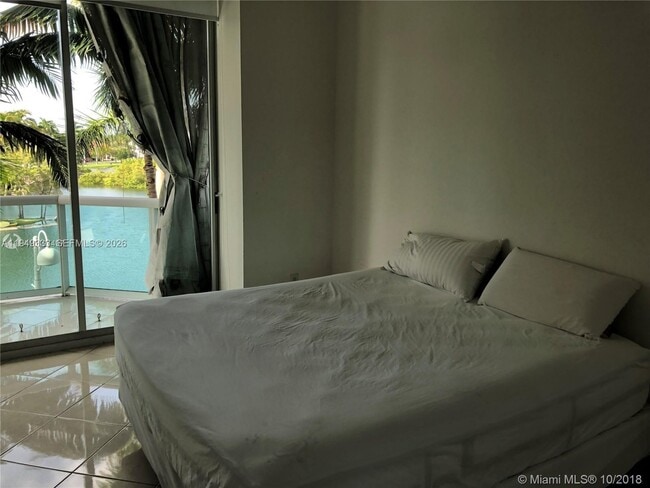 Building Photo - 16500 Collins Ave