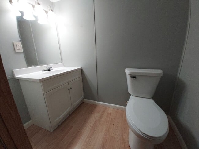 Building Photo - 2 Bedroom 1.5 Bathroom duplex in Hudson