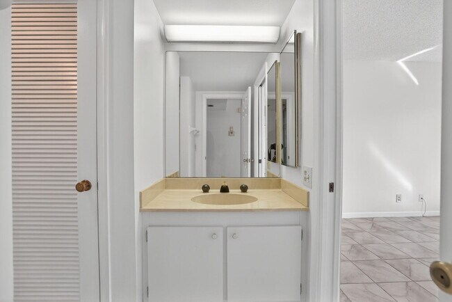 Building Photo - 300 N Hwy A1A