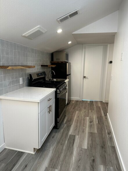 Building Photo - 517 Manzanita St