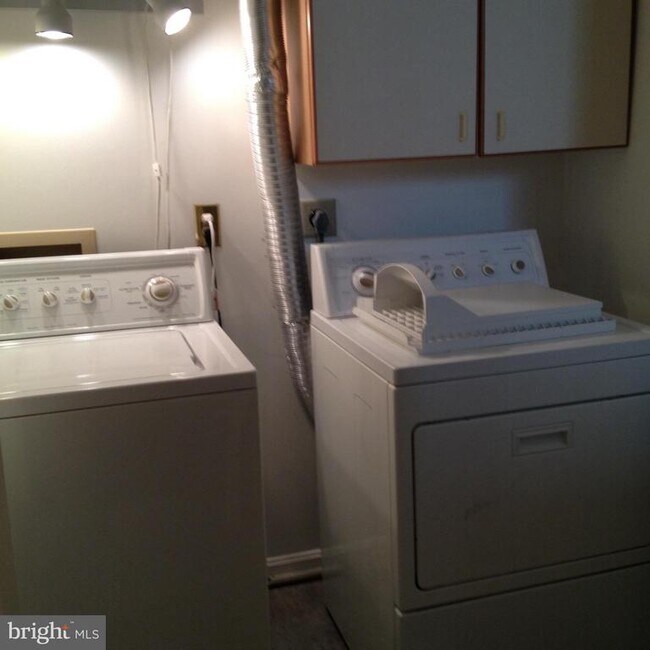 Building Photo - 6559 River Tweed Ln