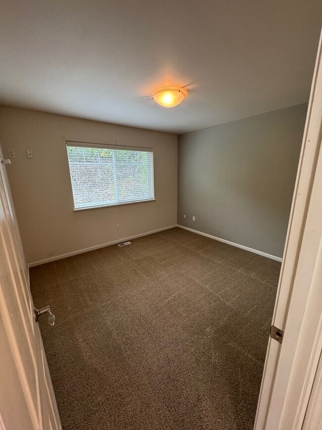 Building Photo - 3 Bed, 2.5 Bath Condo in Eagle River