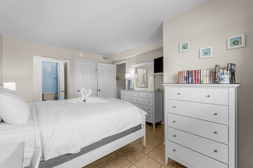 Building Photo - 8743 Thomas Dr