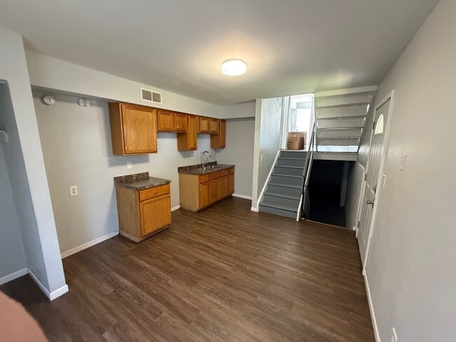 Building Photo - 8865 N Swan Rd