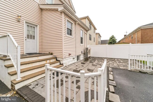 Building Photo - 23 E Elm St