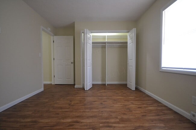 Building Photo - 2 Bed 1 Bath Apartment Bolivar Mo in unit Laundry!!