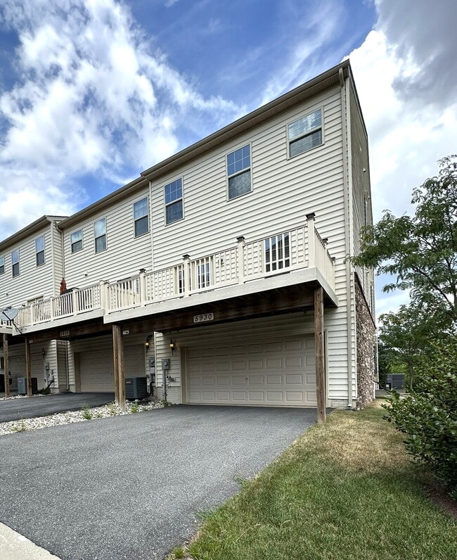 Building Photo - Three-Floor End Unit Townhome in Frederick