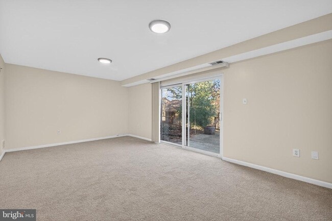 Building Photo - 9250 Three Oaks Dr