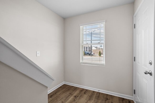 Building Photo - 3 Bd 2.5 Ba end unit townhouse