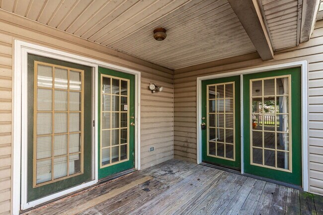 Building Photo - 513 Oak St