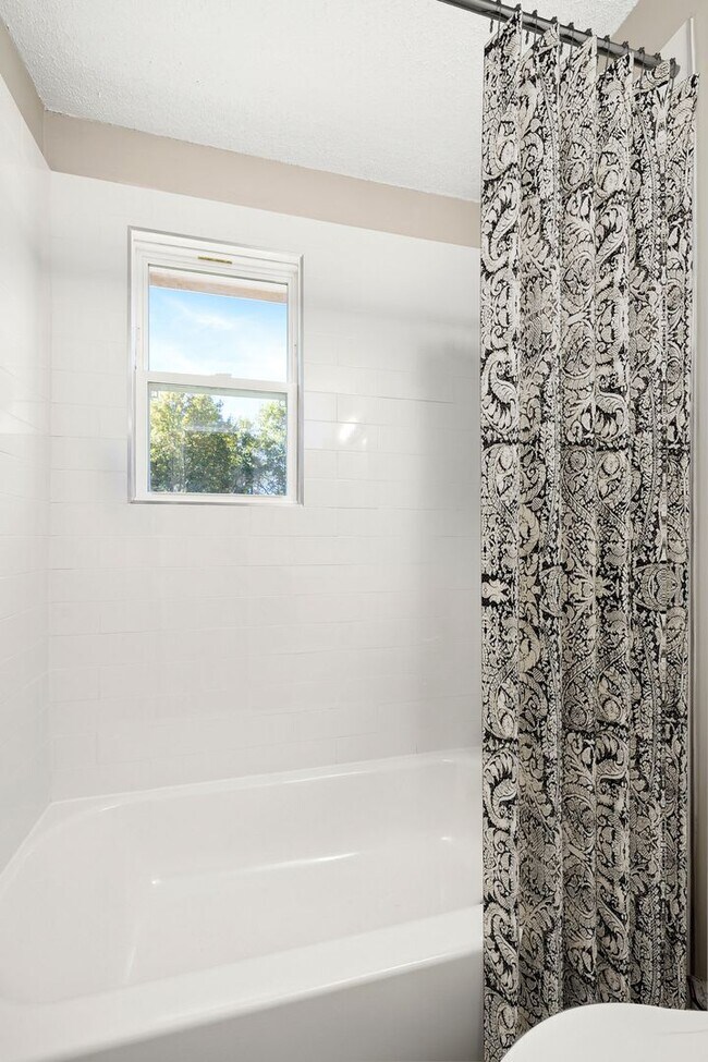 Building Photo - Affordable 2-Bedroom Apartment in Sumter, SC – Pinedale Apartments