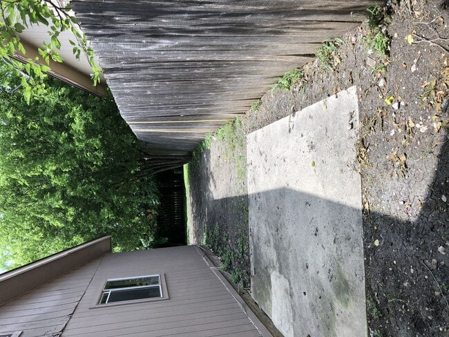 Building Photo - 2x1 Duplex with private backyard/garage