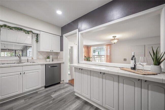 Building Photo - 1211 E Park Cir