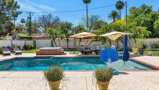 Building Photo - 1021 W Encanto Blvd