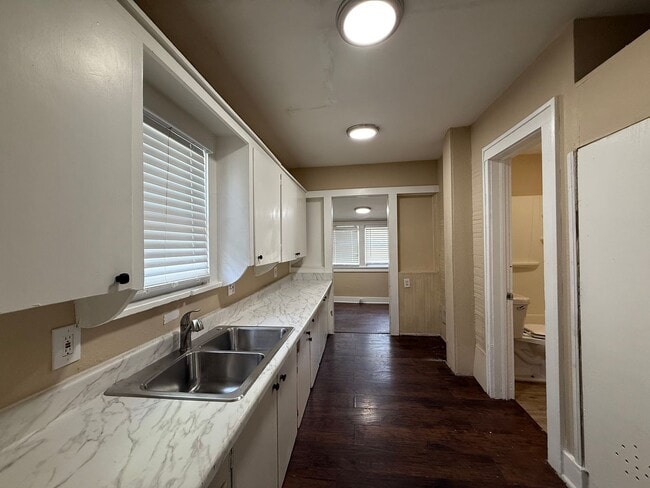 Building Photo - New paint/ hardwood floors 2BD 1 BA