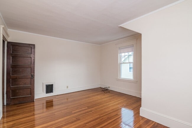 Building Photo - 4 Bedroom, 1.5 bath Home