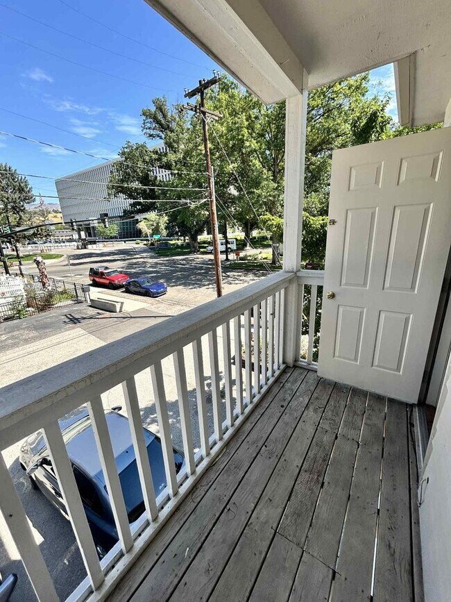 Building Photo - Perfect 1 bedroom 1 bath 6th & Hays Downto...