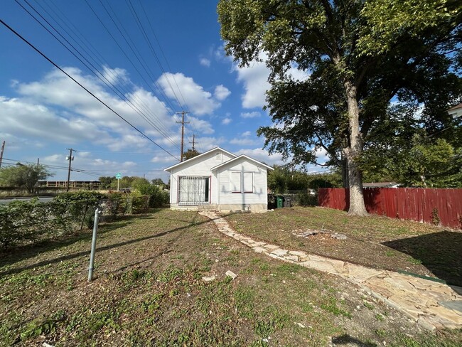 Building Photo - Newly renovated 3 bed/1 bath house for lea...