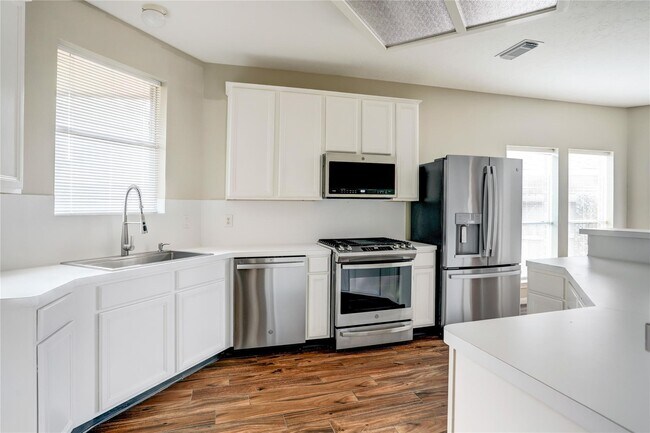 Building Photo - 4822 Silverlake Dr