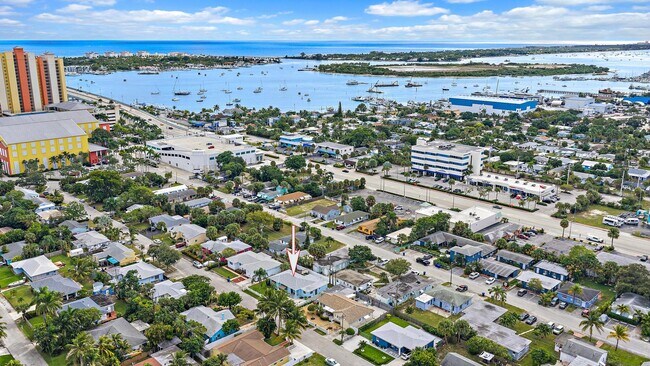 Building Photo - 135 E 28th St
