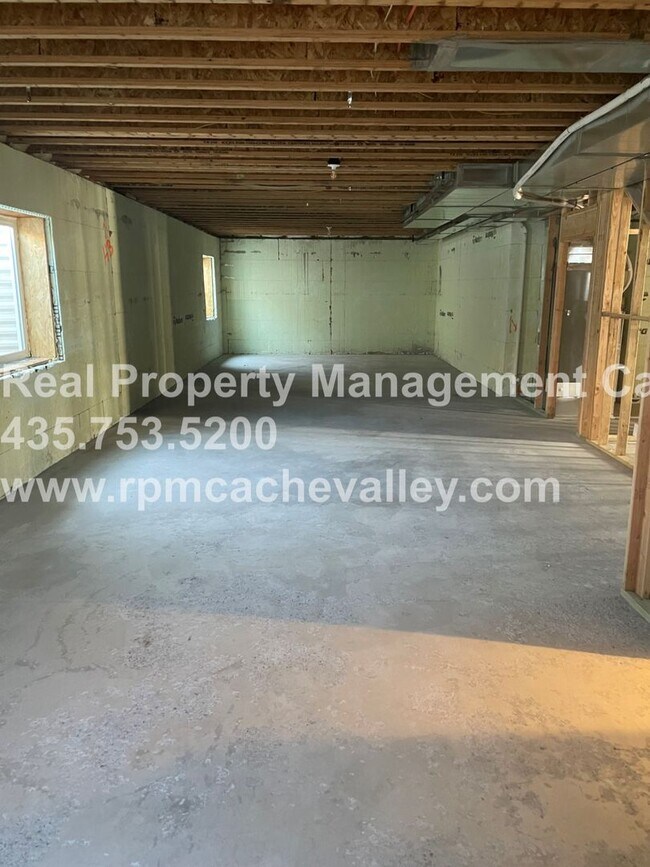 Building Photo - Gorgeous 3 br 2 bath home in Hyde Park! Ha...