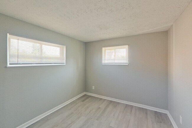 Building Photo - 3605 Cushing Dr