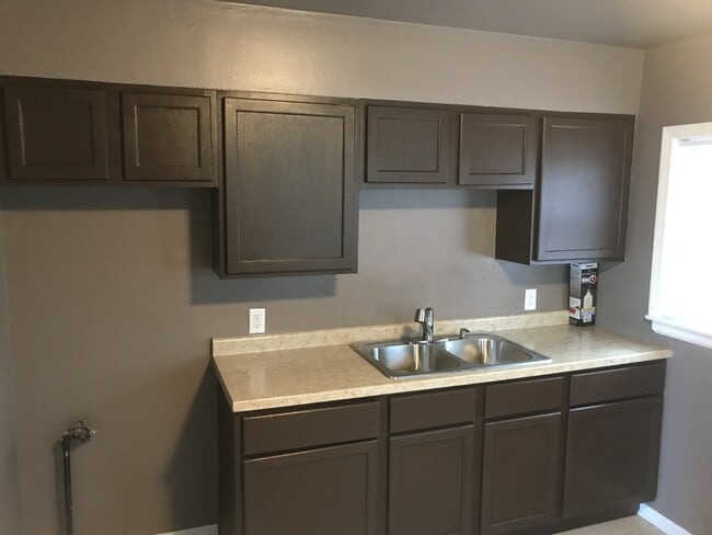 Building Photo - 2 BEDROOM HOME WITH APPLIANCES