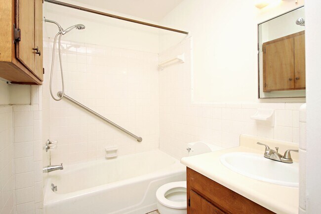 Building Photo - Student-Friendly Ivy Rd Apartment Near Foo...