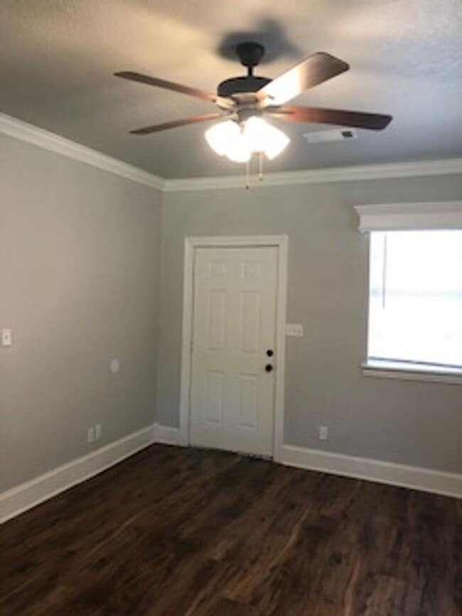 Building Photo - Two Bedroom / One Bath Home