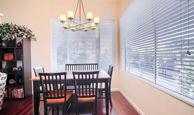 Building Photo - 15 E Agate Ave