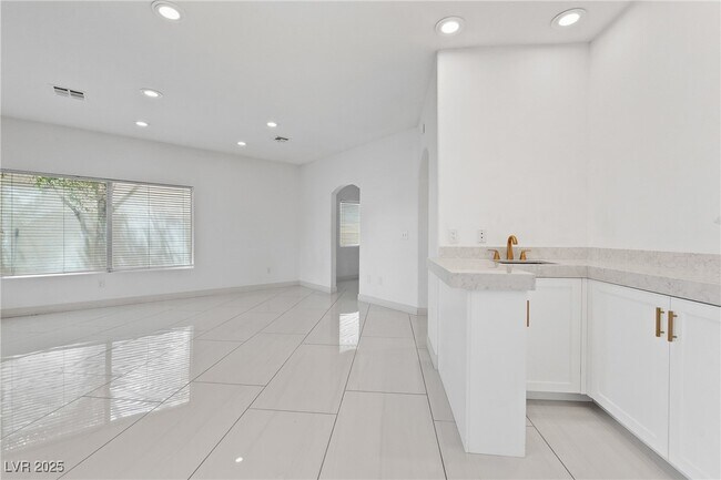 Building Photo - 3004 Sun Lake Dr