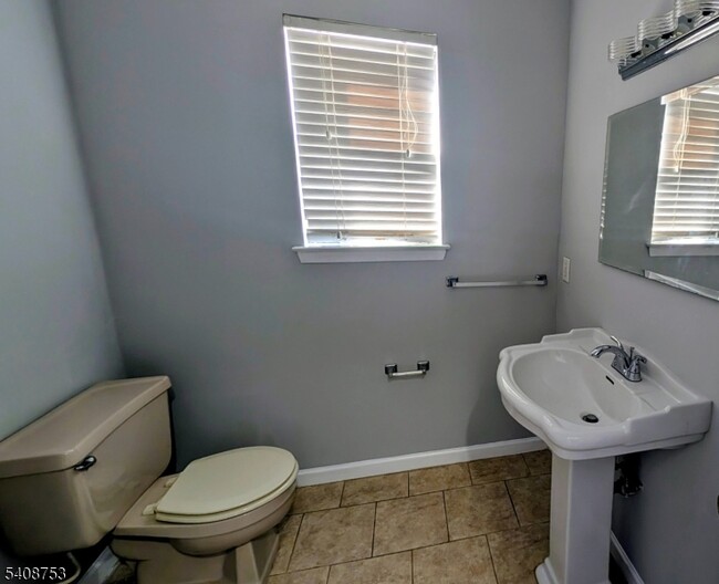 Building Photo - 104 Bluebird Dr