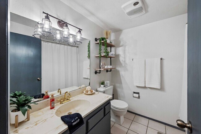 Building Photo - GORGEOUS 3 Bedroom (+BONUS ROOM!) 2 Bath Home with RV/Boat storage near beaches and shopping!