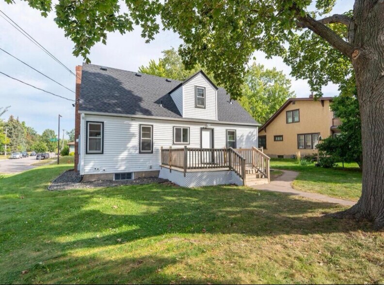 Building Photo - 884 Hyacinth Ave E