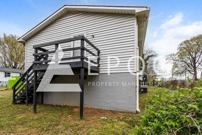 Building Photo - 638 S Elm St