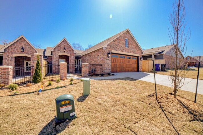 Building Photo - 3/2/2 Patio Home! Lawncare included