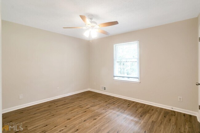 Building Photo - 58 Fair Oaks Dr SE