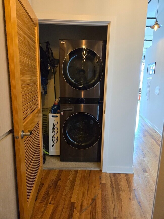 Building Photo - 1224 W Van Buren St